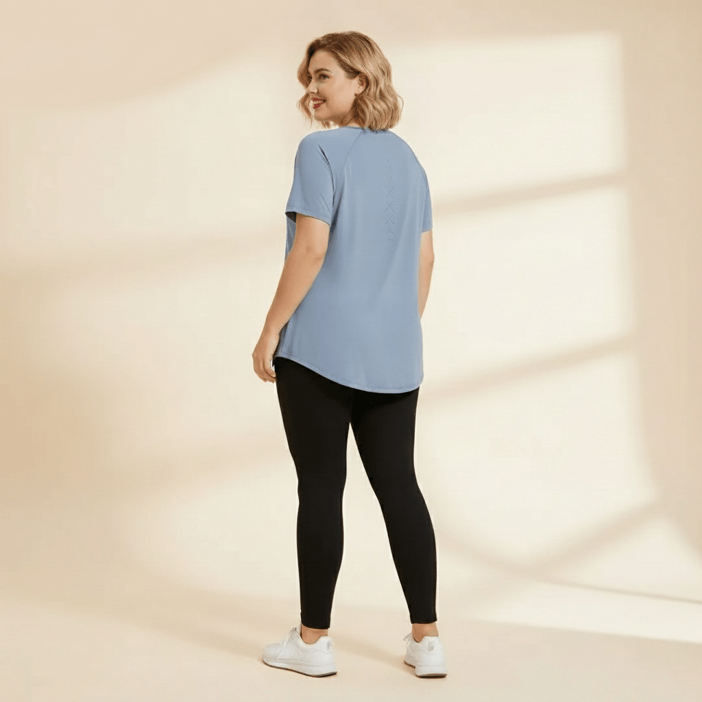 Tee shirt femme grande taille bleu gris manches raglan dos ajouré motif perforé losange respirant vue de dos fond studio crème