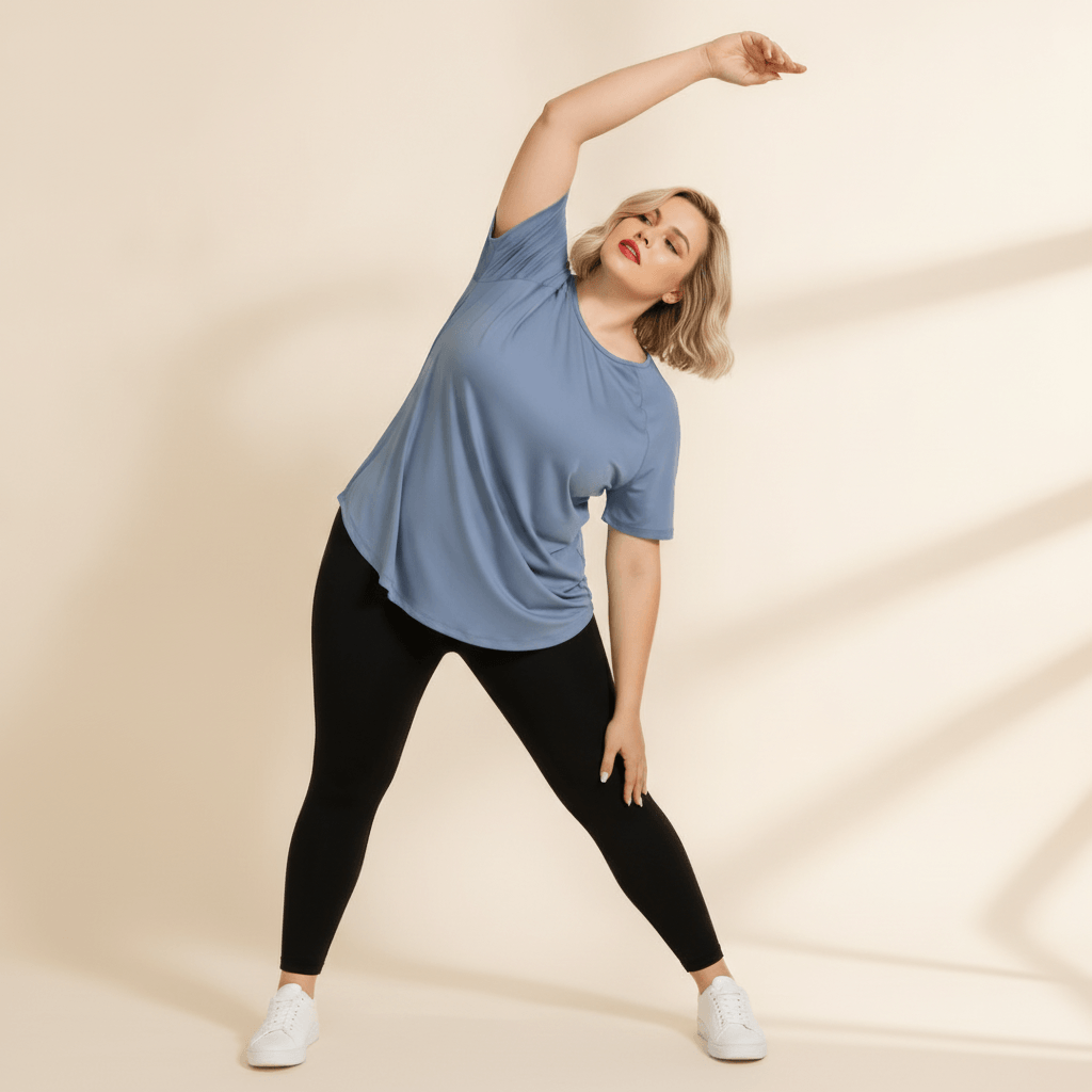 Tee shirt femme grande taille bleu gris raglan étirement latéral bras levé fond studio crème