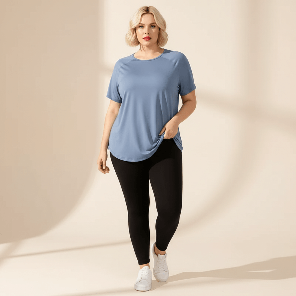 Tee shirt femme grande taille bleu gris raglan style fashion sport éditorial ajustement ourlet fond studio crème
