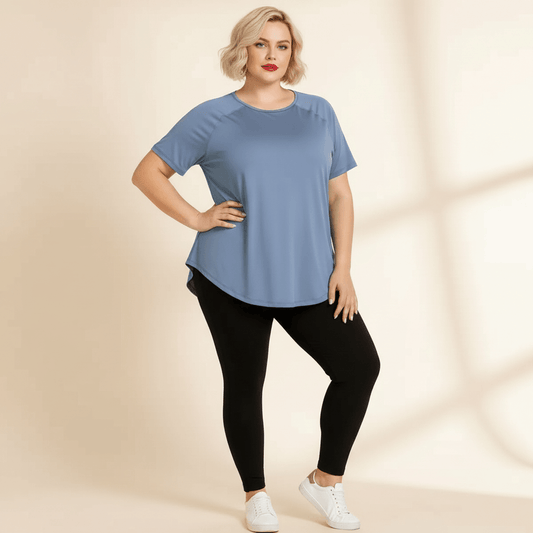 Tee shirt femme grande taille bleu gris manches raglan coupe ample ourlet arrondi vue de face fond studio crème
