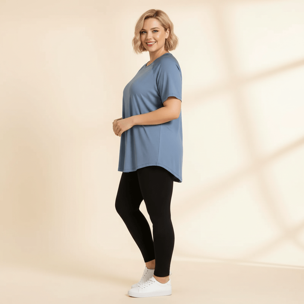 Tee shirt femme grande taille bleu gris manches raglan coupe fluide vue de profil fond studio crème