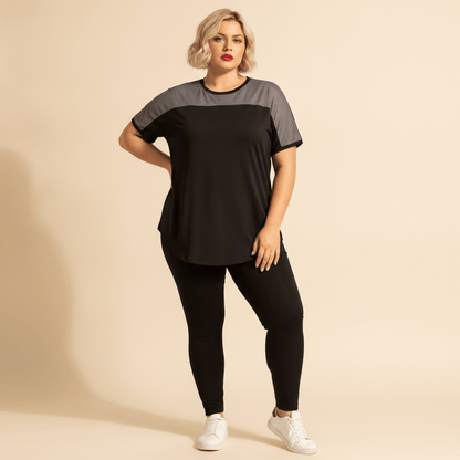 Tee shirt grande taille femme noir empiècements mesh gris color-block épaules coupe ample vue de face fond studio crème