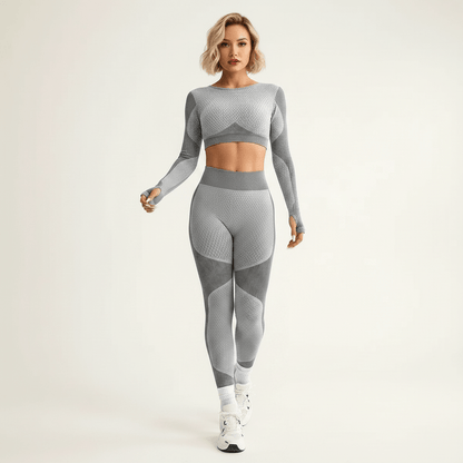 Tenue crossfit femme gris chiné seamless crop top manches longues et legging taille haute texture nid d'abeille pose marche studio
