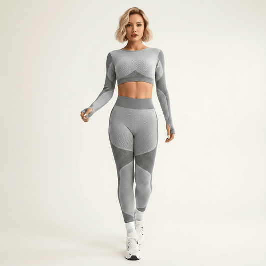 Tenue crossfit femme gris chiné seamless crop top manches longues et legging taille haute texture nid d'abeille pose marche studio