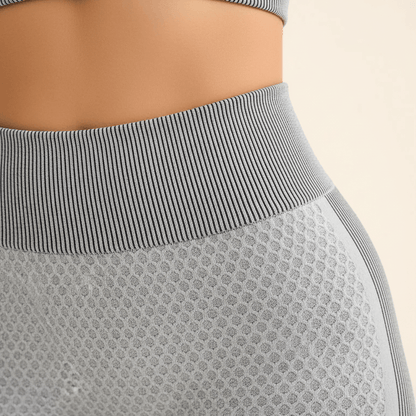 Gros plan texture nid d'abeille tenue crossfit femme grise seamless, maille dense opaque, détail crop top et legging