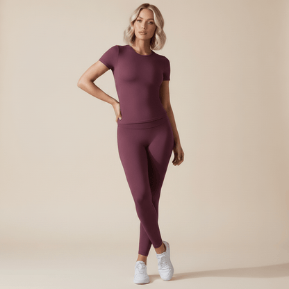 Tenue Yoga Femme mauve, top manches courtes et legging taille haute assorti, deuxieme vue de face fashion, mannequin blonde 39 ans carre wavy, studio ivoire doux