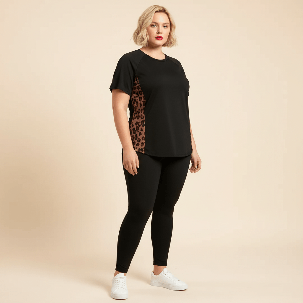 Tshirt sport femme grande taille noir empiècements maille léopard vue face trois-quarts main hanche fond studio crème