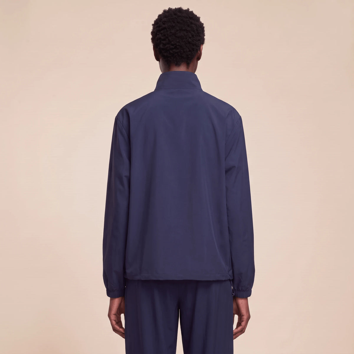 Veste running femme imperméable bleu marine vue de dos, longueur qui couvre les hanches