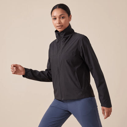 Veste running femme impermeable noire, col montant, portee en mouvement - Positiflow