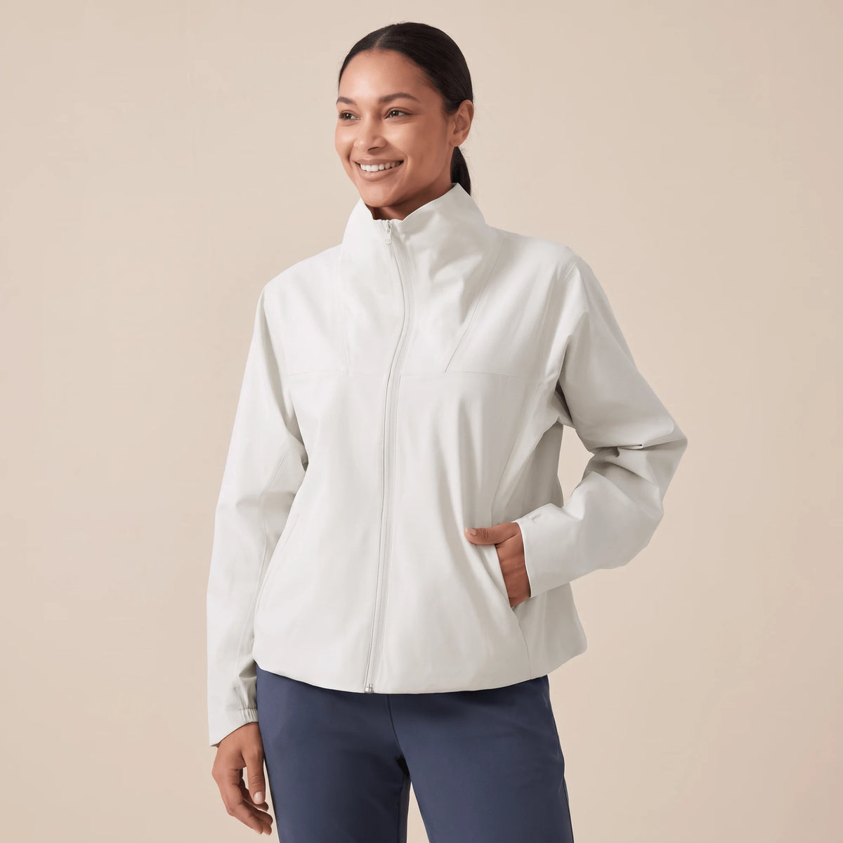 Veste sport femme blanc creme, mains dans les poches laterales zippees - Positiflow