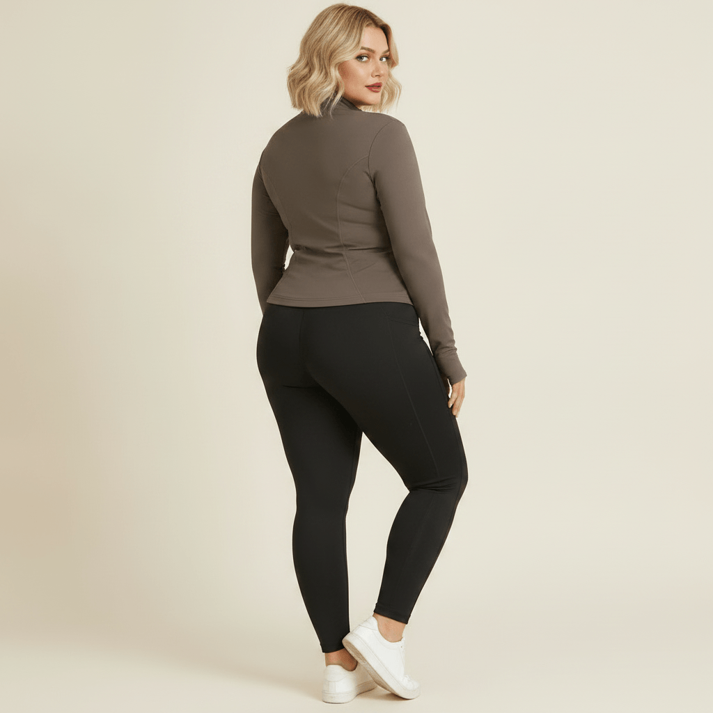 Veste sport grande taille femme taupe coupe cintrée, vue de dos sur fond studio crème