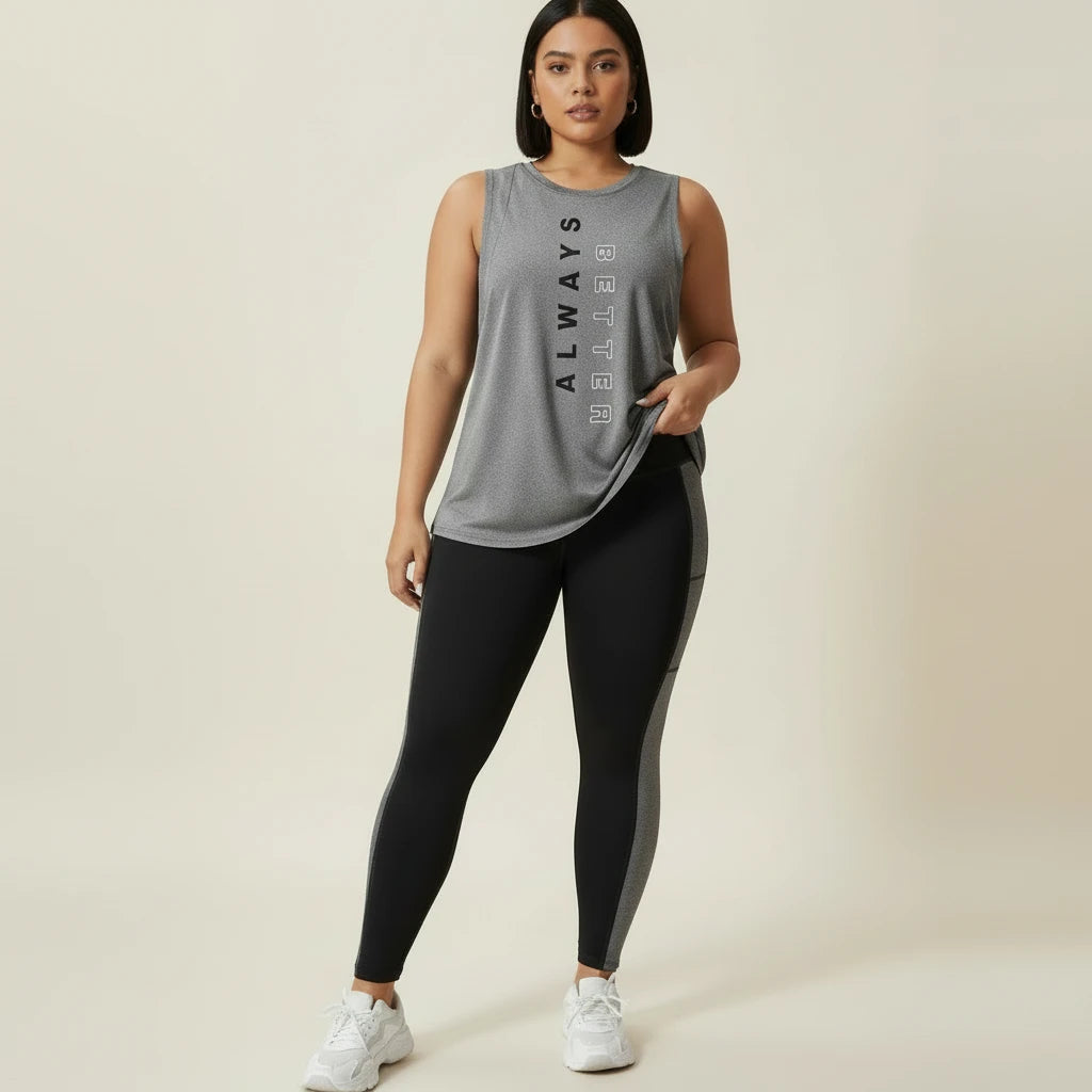 Détail de la poche latérale du legging grande taille, débardeur soulevé pour montrer l'ouverture sur la cuisse
