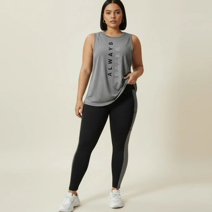 Détail de la poche latérale du legging grande taille, débardeur soulevé pour montrer l'ouverture sur la cuisse