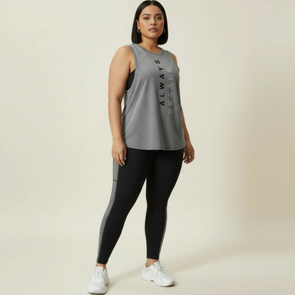 Vêtement de sport grande taille femme : débardeur long gris chiné et legging noir à bande grise, vue de face