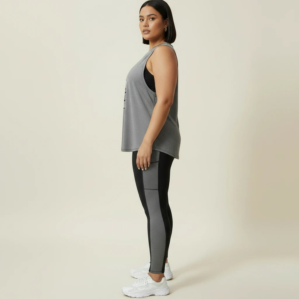Ensemble de sport grande taille femme vu de profil : longueur du débardeur sur la hanche et bande latérale du legging