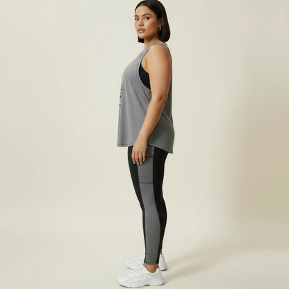 Ensemble de sport grande taille femme vu de profil : longueur du débardeur sur la hanche et bande latérale du legging