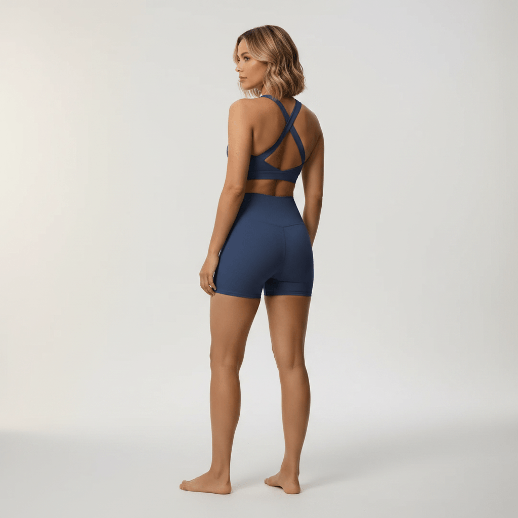 Vêtement de yoga femme ensemble bleu ardoise vue de dos, brassière bretelles croisées en X, short taille haute
