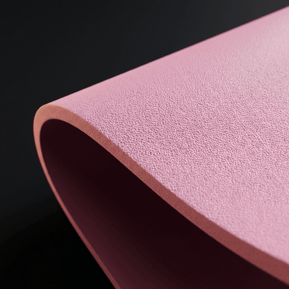 Tapis de yoga MOOD sur un fond noir montrant sa qualité de résistance 